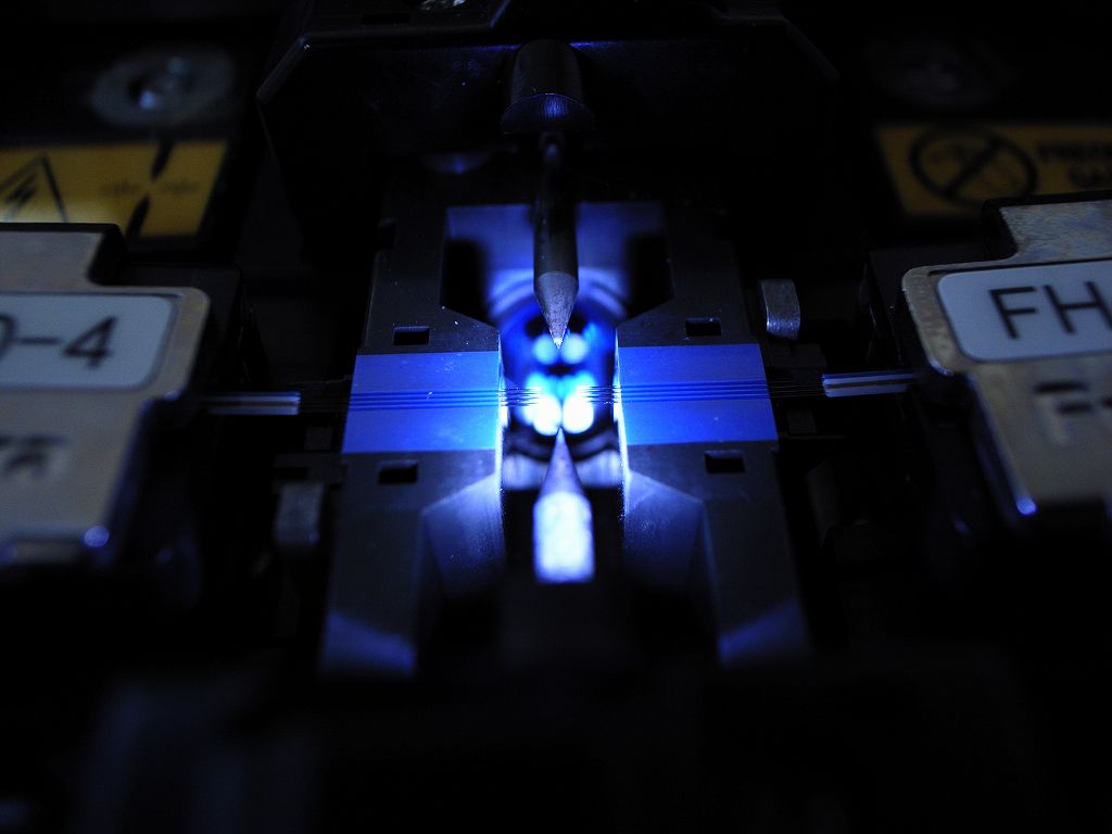 光ファイバー融着接続作業 TANATSU